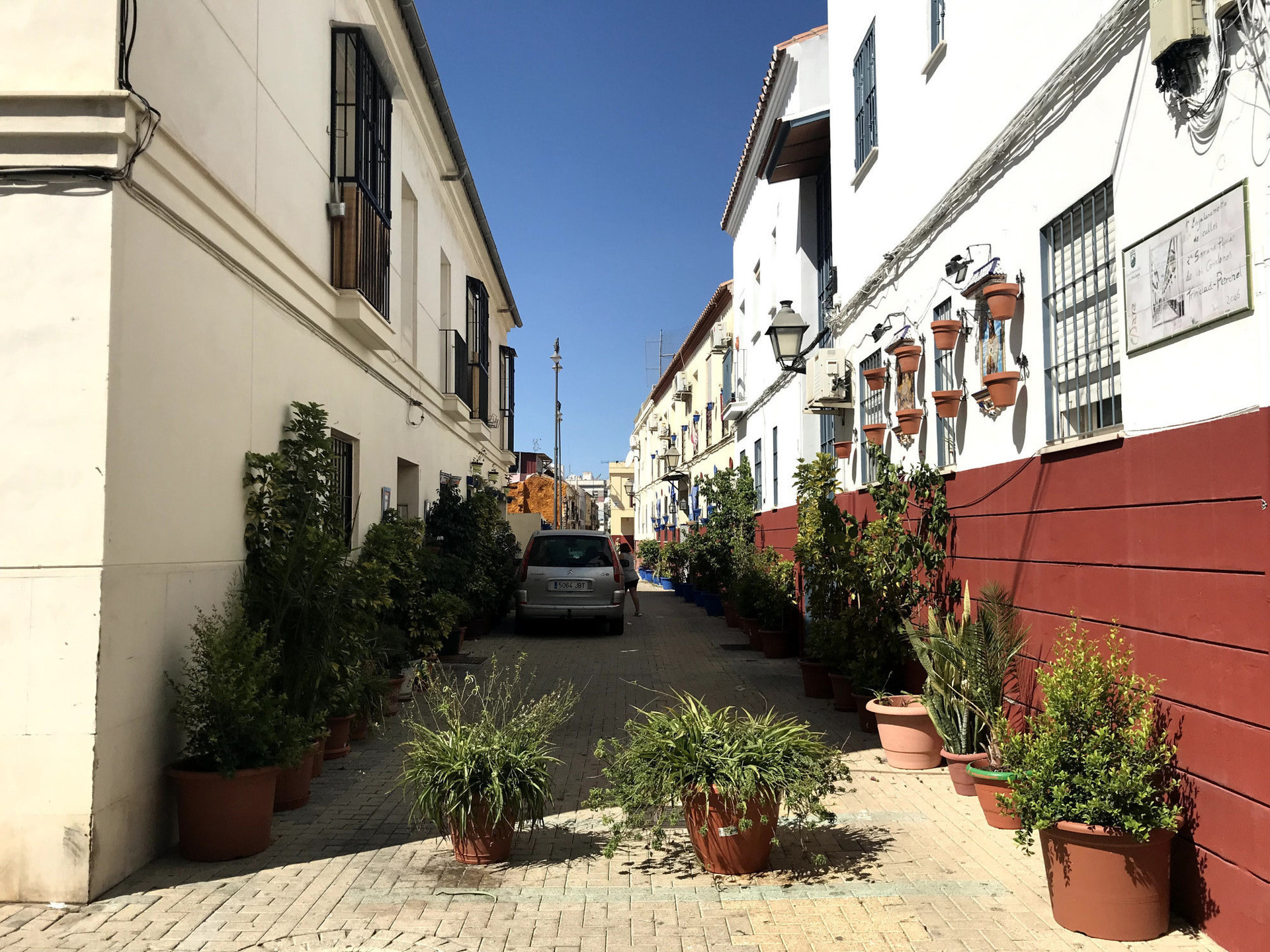 Neighborhood-perpendicular street