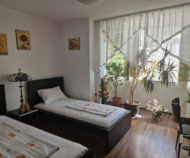 Large Group Accommodation Bucharest, 4 apt,20slips