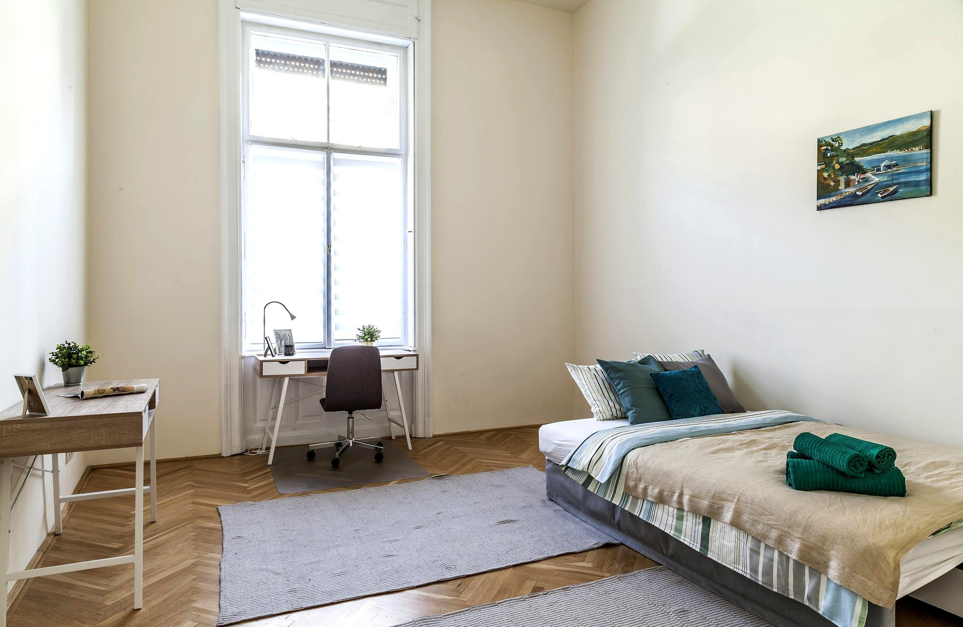 Spacious private room with air conditioning