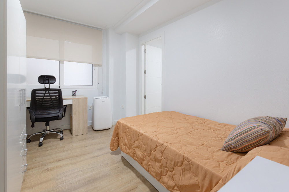 Room with private bathroom in the city center (4) preview