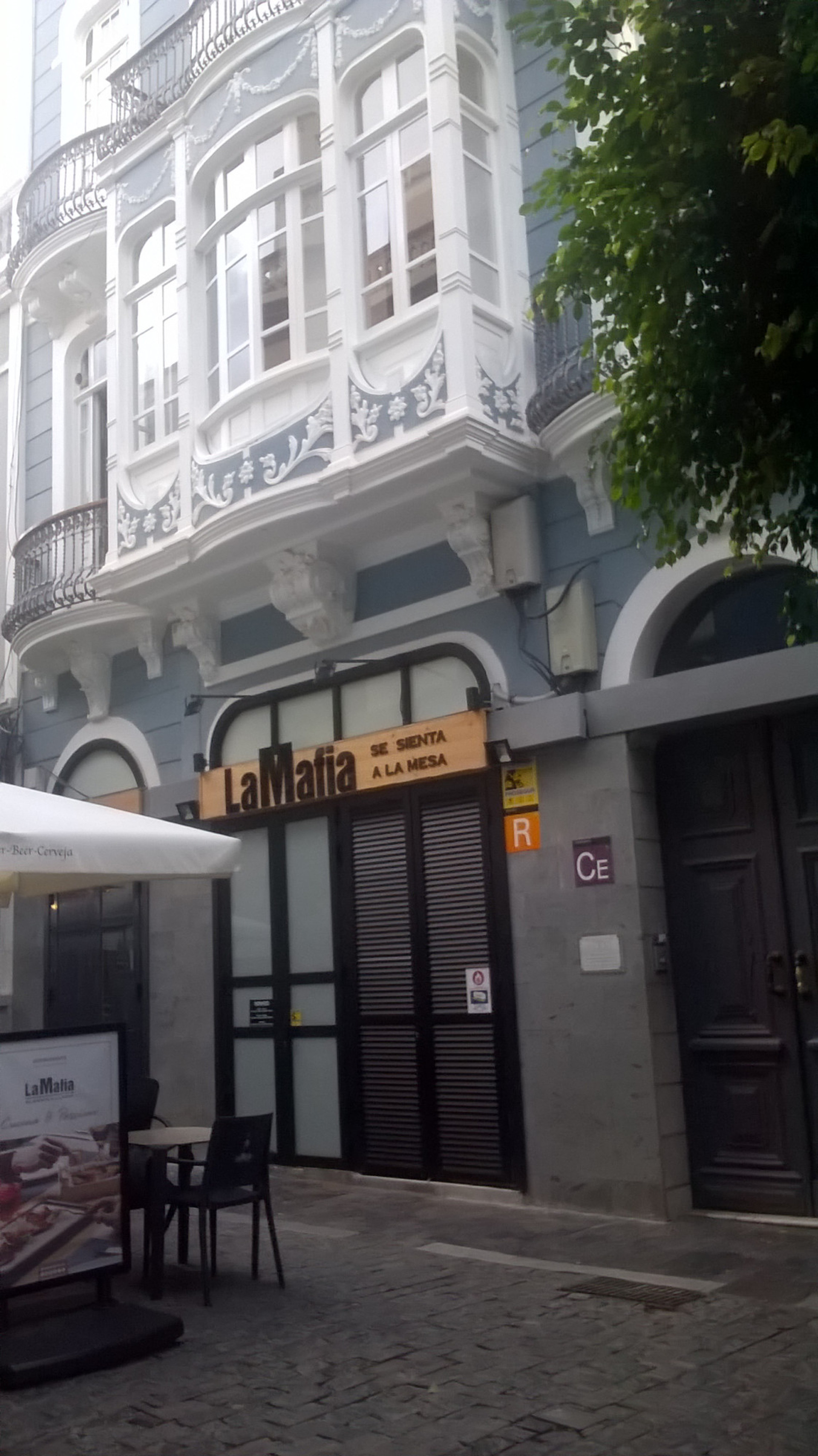 puerta entrada edificio