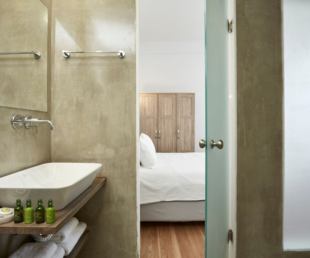Full bathroom 1