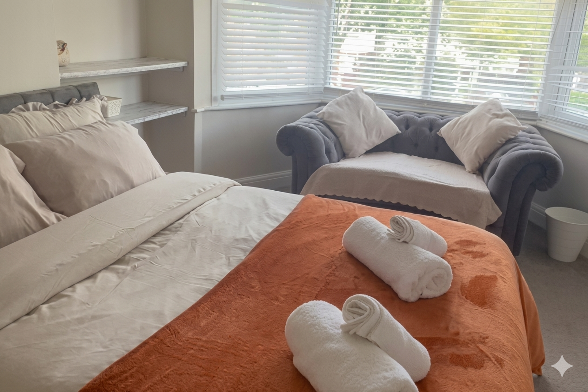 Double bedroom with chaise lounge