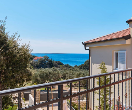 Sunny villa with pool on Cres Island