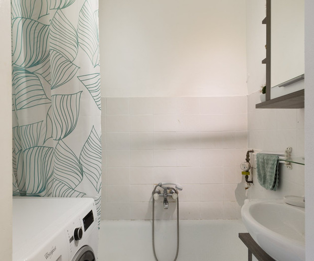Bathroom with washing machine