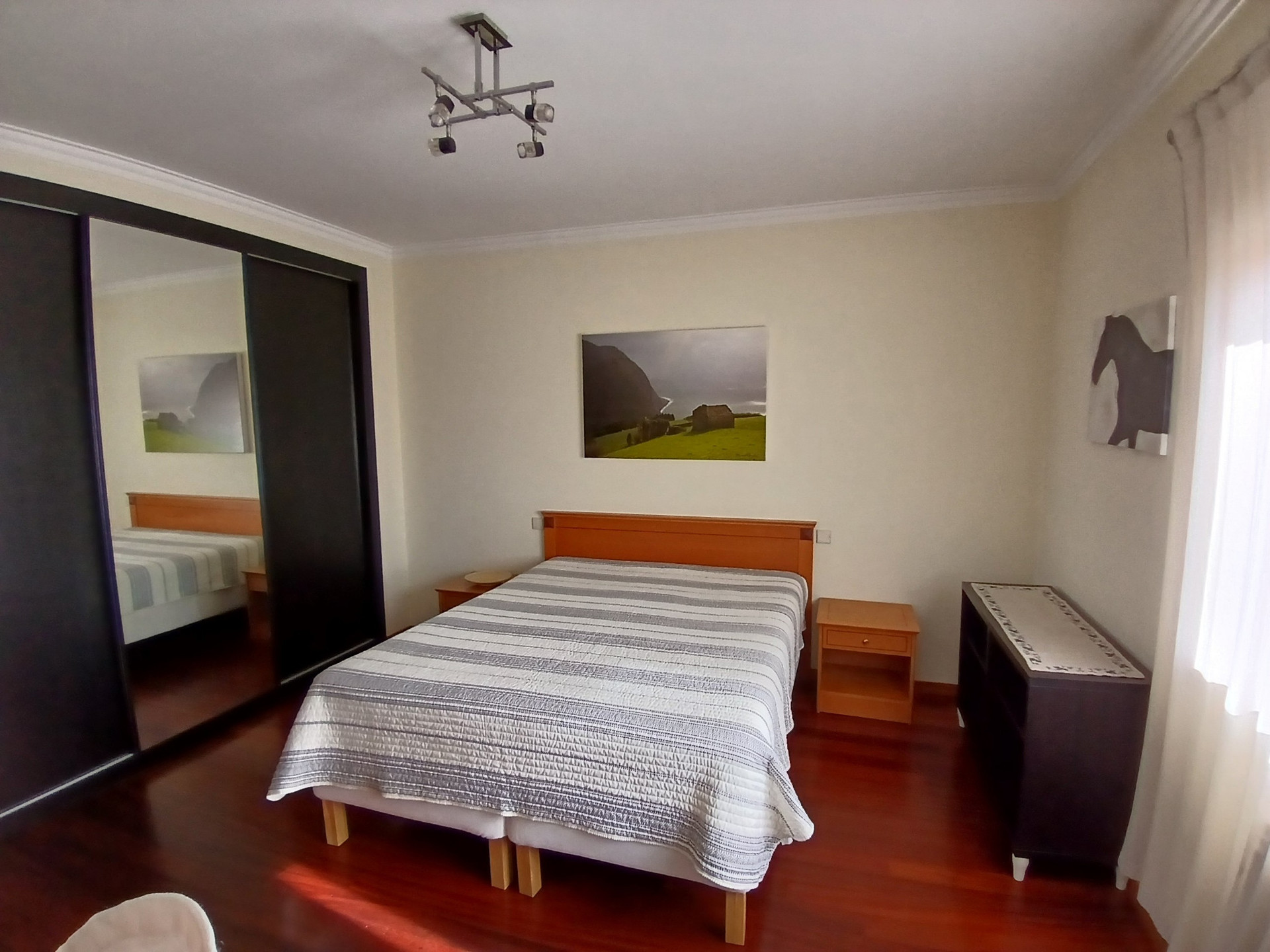 Cama de casal e roupeiro