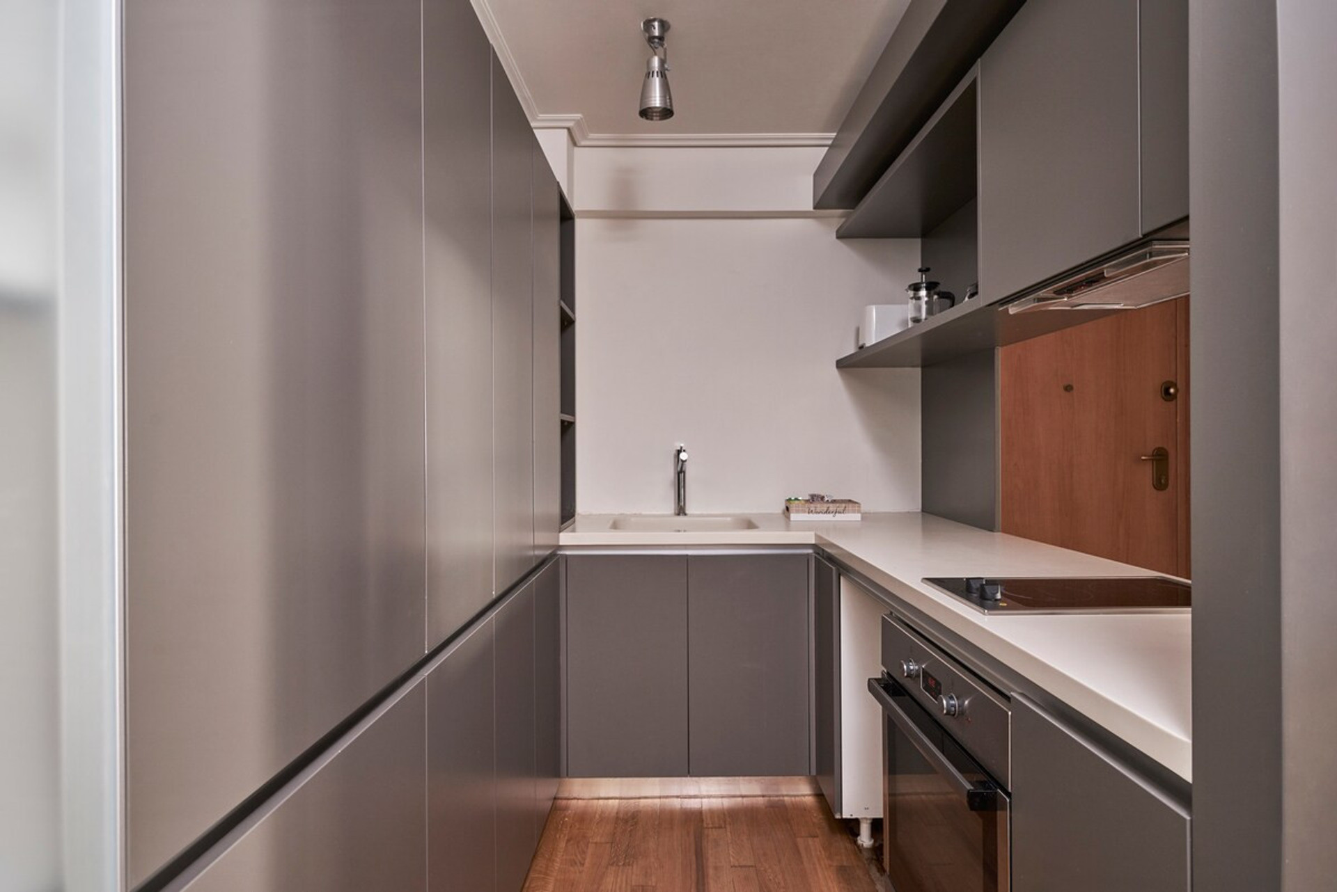 The full equipped kitchen