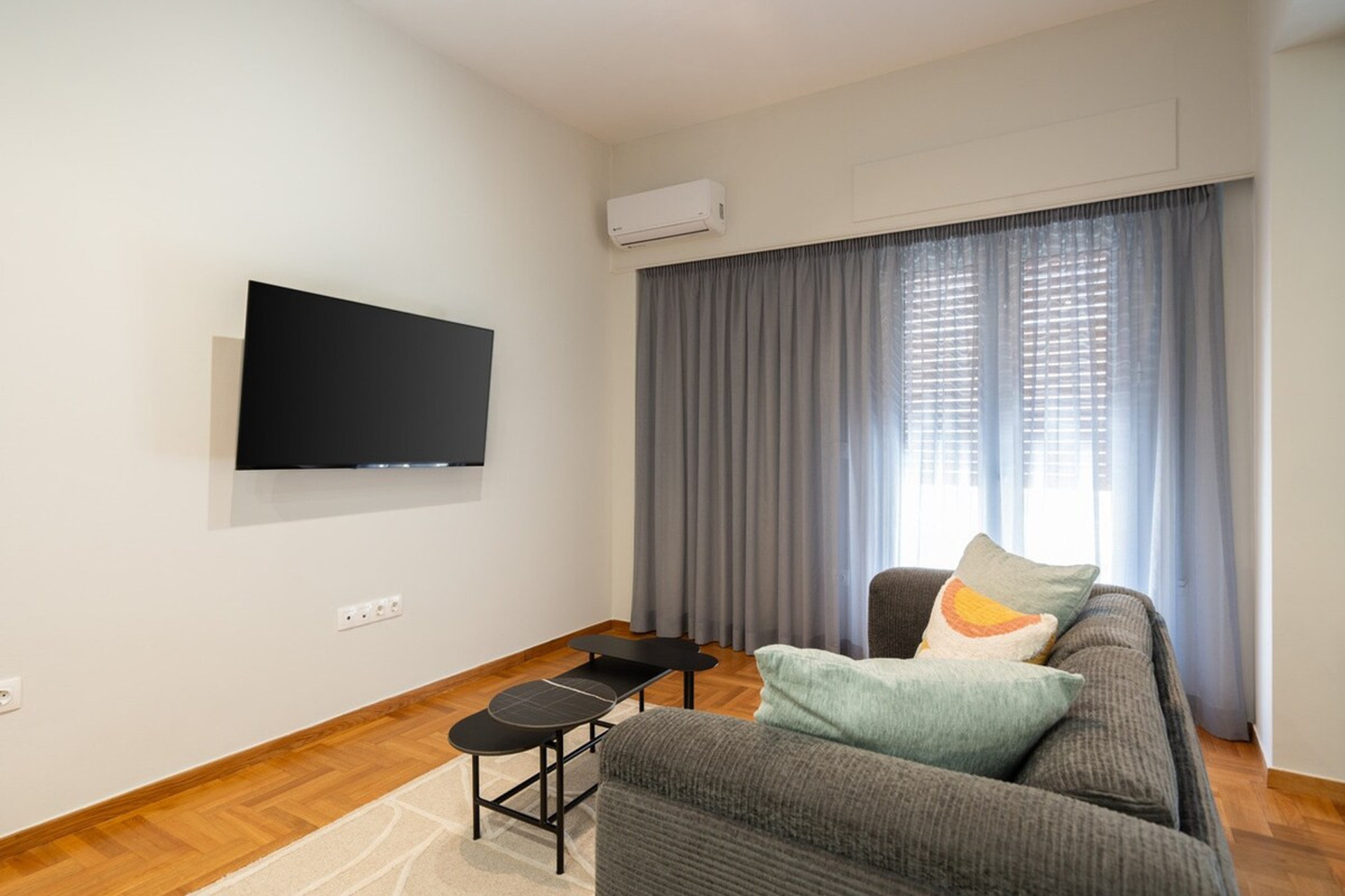 Living room image 3