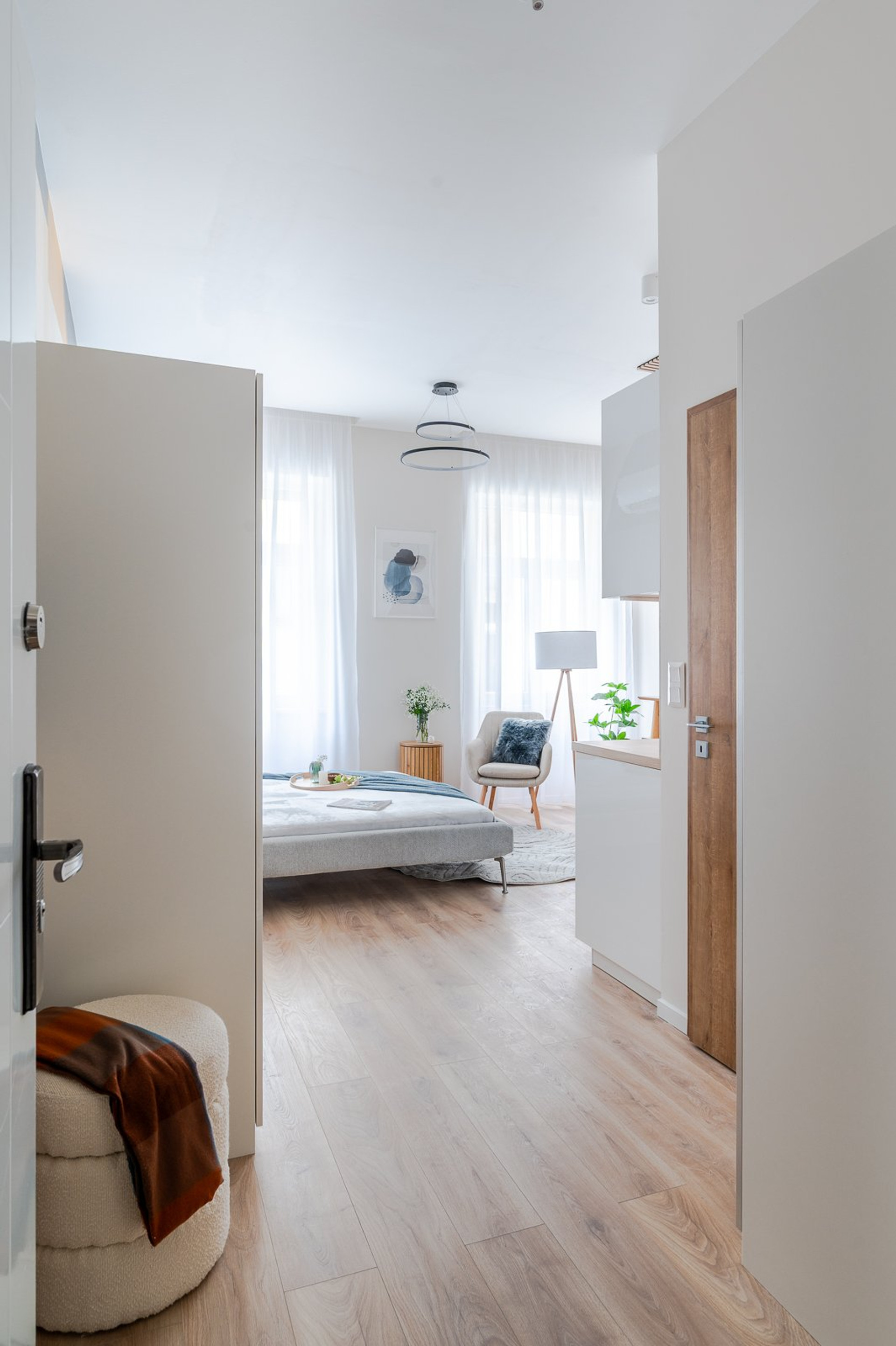 The eneterance of the apartment