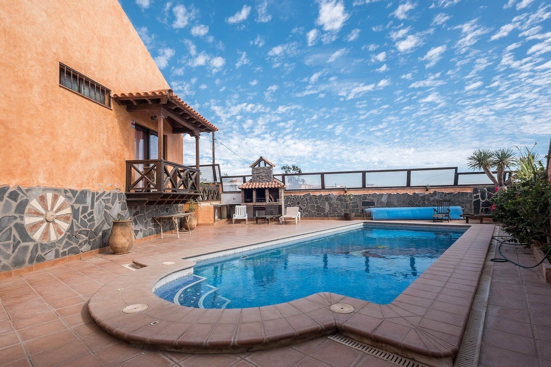 Villa with 3 individual rooms with bathroom en-suite and one individual apartment