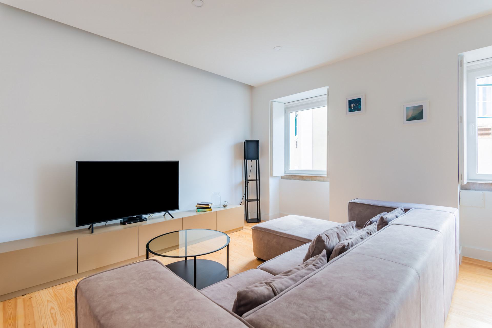 Living Room with Sofa, TV, Dining Table and AC