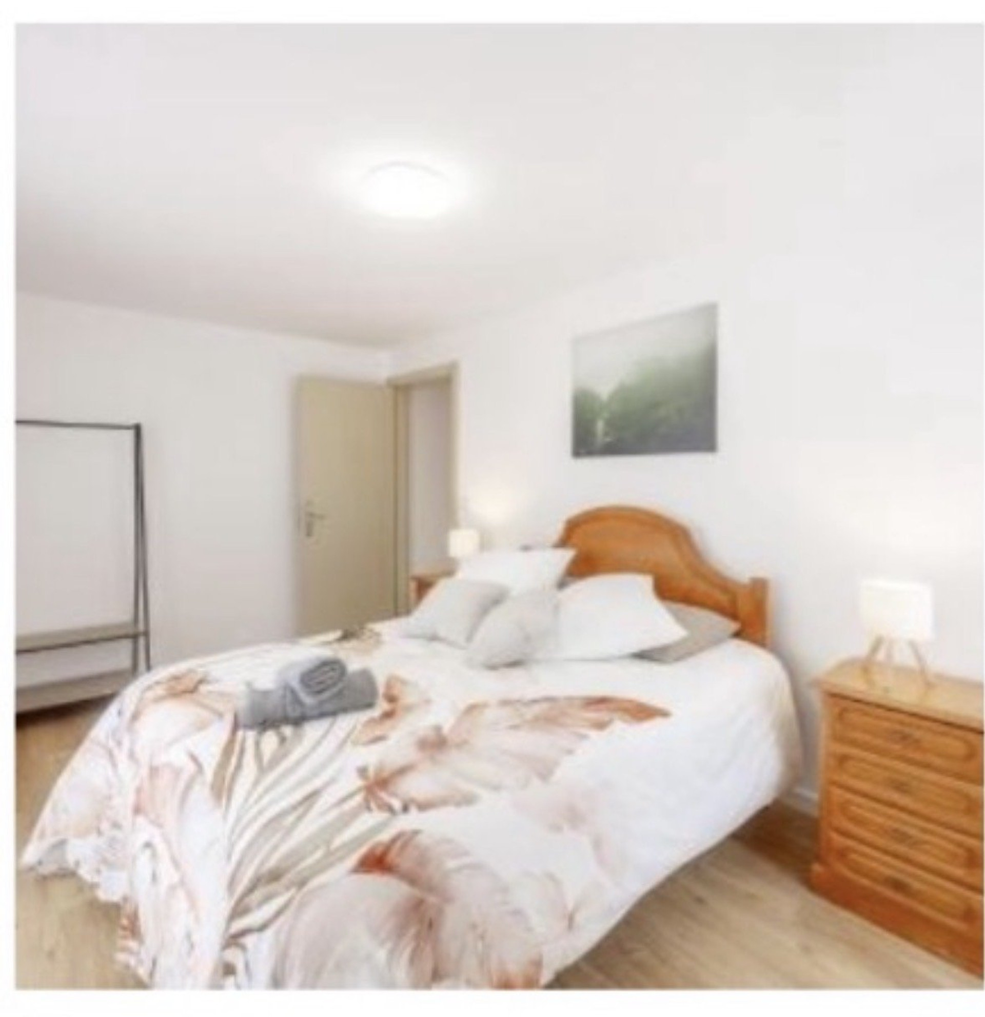 Double bedroom with floral bedding