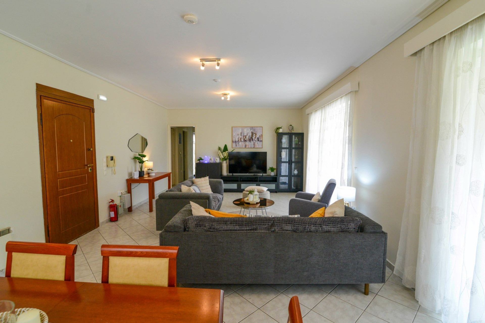 Spacious living and dining area