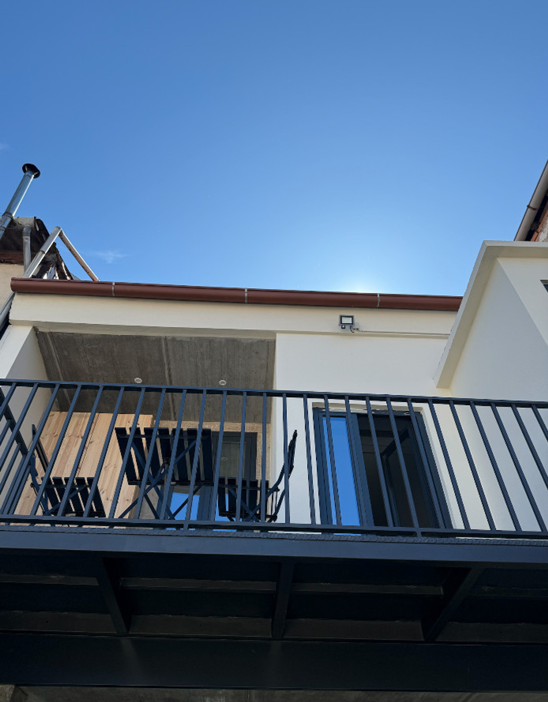 Room access to balcony