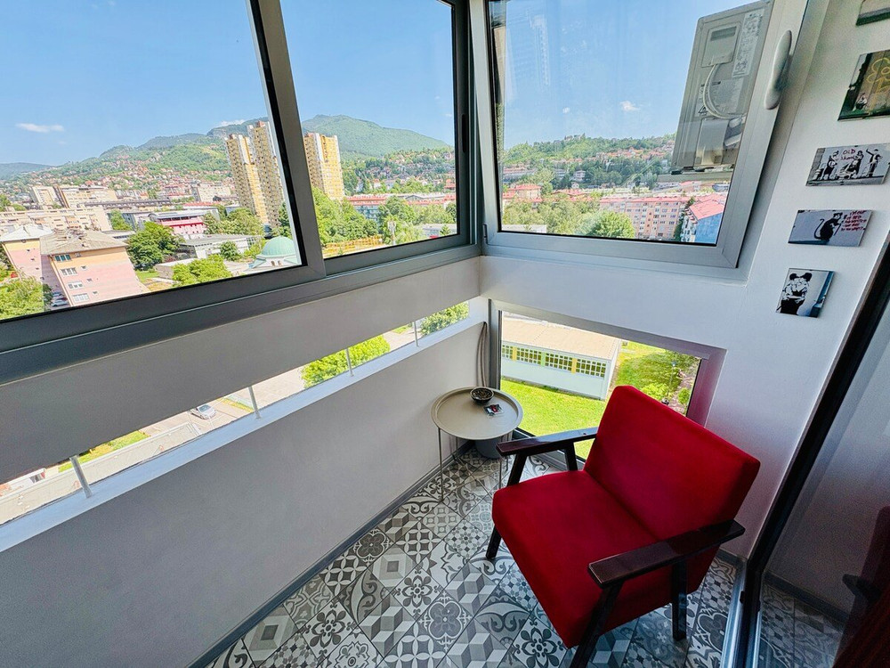 Sunny 9th-Floor Flat · Views · 350 Mbps Workspace preview
