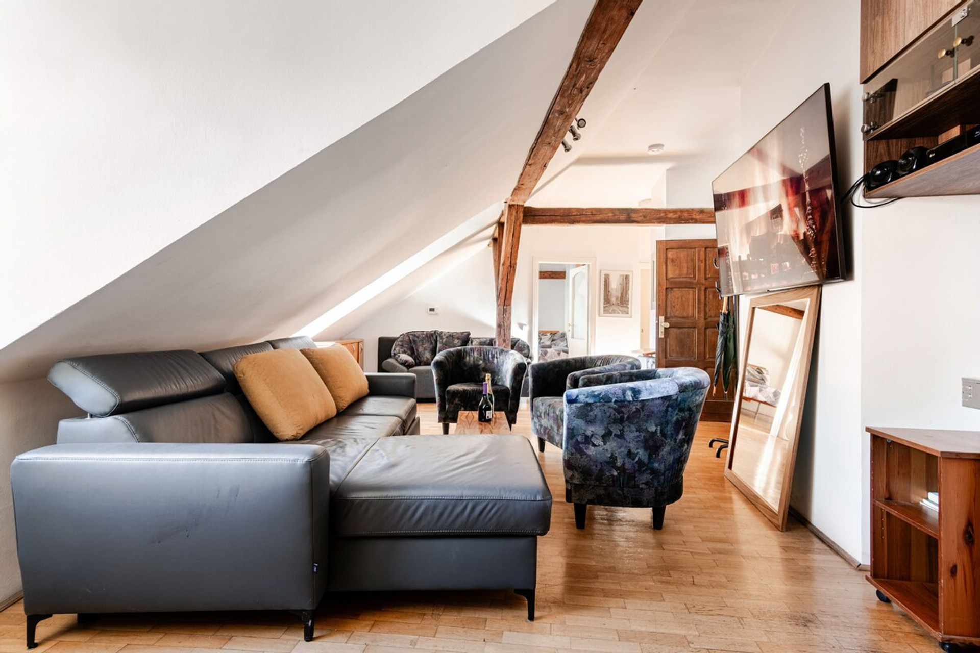 the leather couch can be extended (sleeps up to 2 people), plus corner sofa (sleeps additional 1 person)