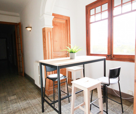 R0302- Room in flat to share in Eixample