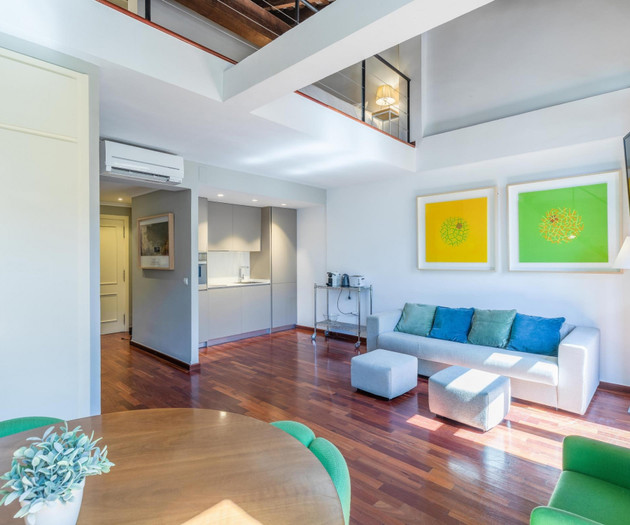 Bright & Cozy Penthouse · Seasonal Rental