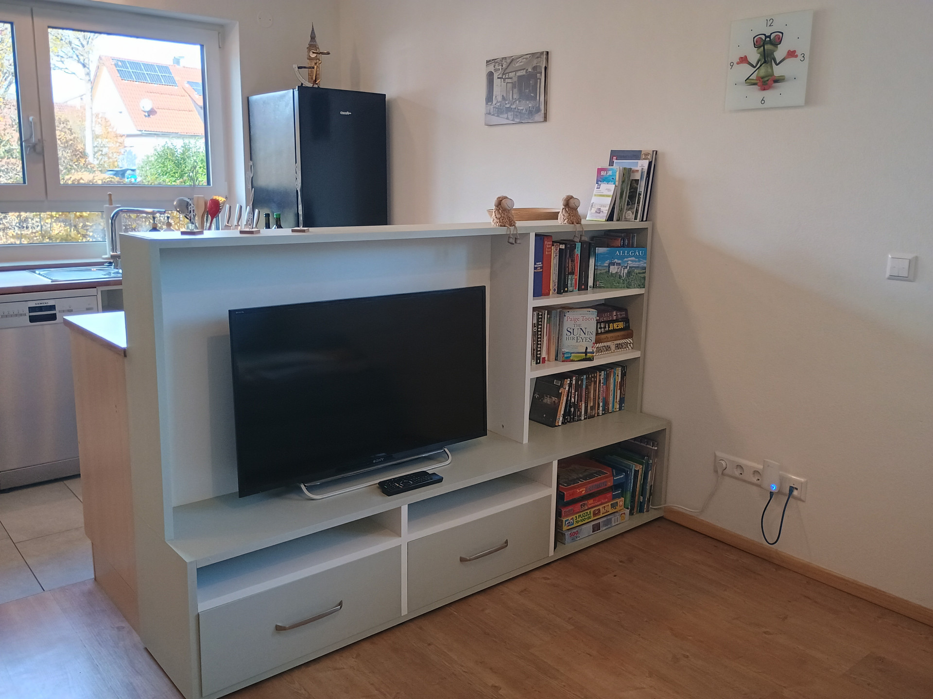 TV with access to Netflix. PS4, books, games, DVDs available for use