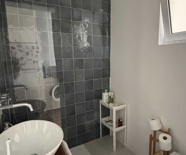 Cozy private bedroom in shared T2 in Graça, Lisbon
