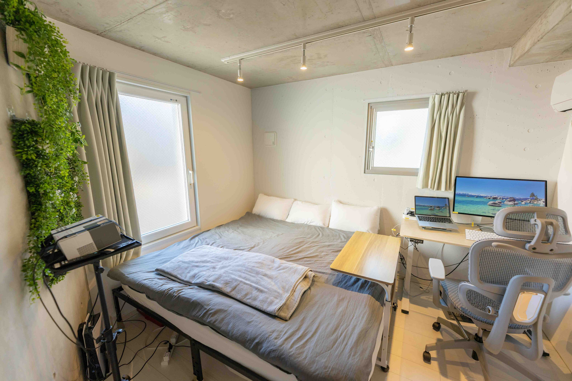 A king-size bed (made by joining two single beds), a height-adjustable desk, an Apple Studio Display, and a PlayStation 5 are all provided. Although it’s close to lively areas, the neighboring park makes the environment quiet and relaxing.