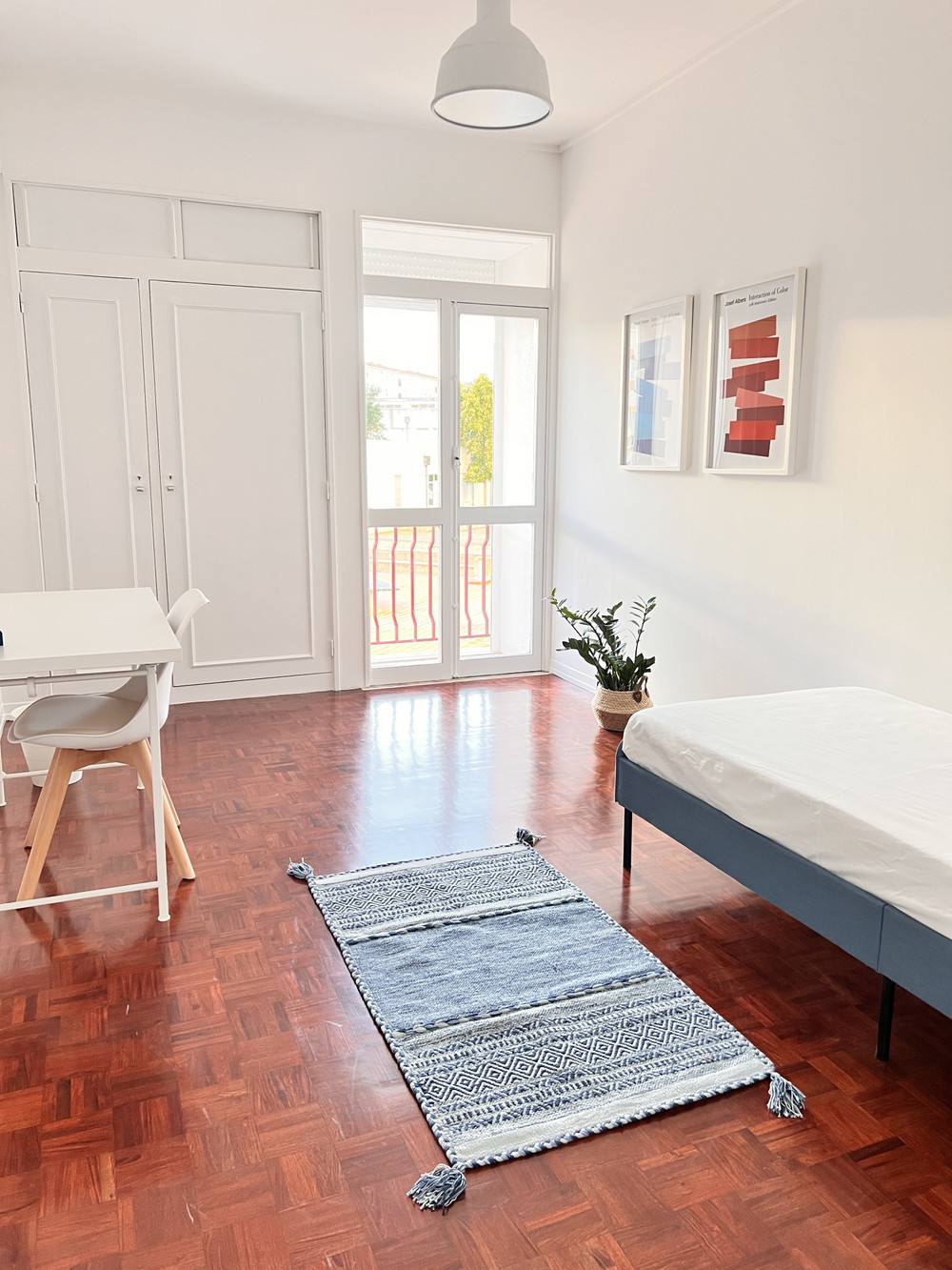 Cozy & Fully Furnished Blue&Red Room in Lisbon preview