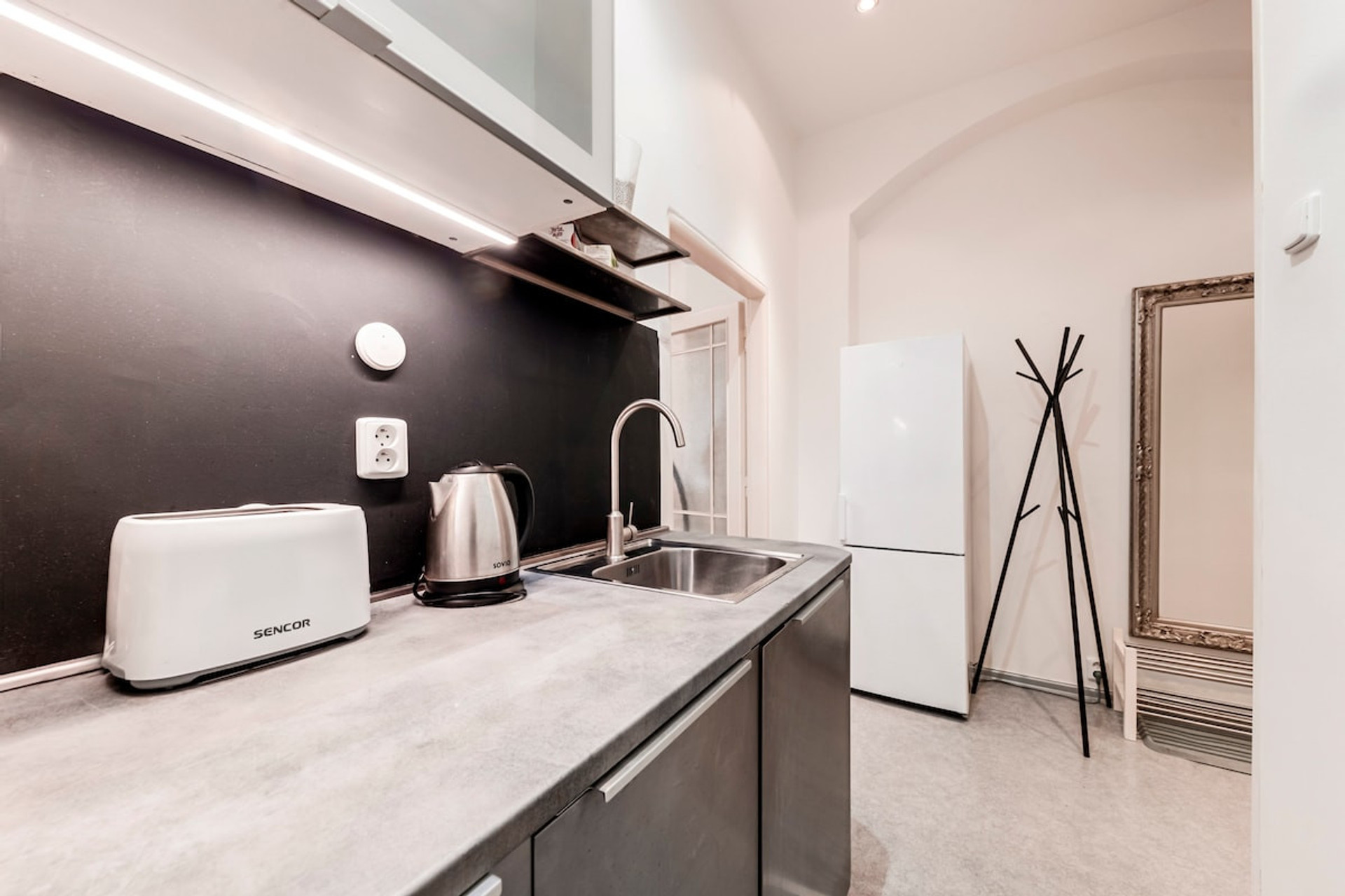 Full kitchen image 2