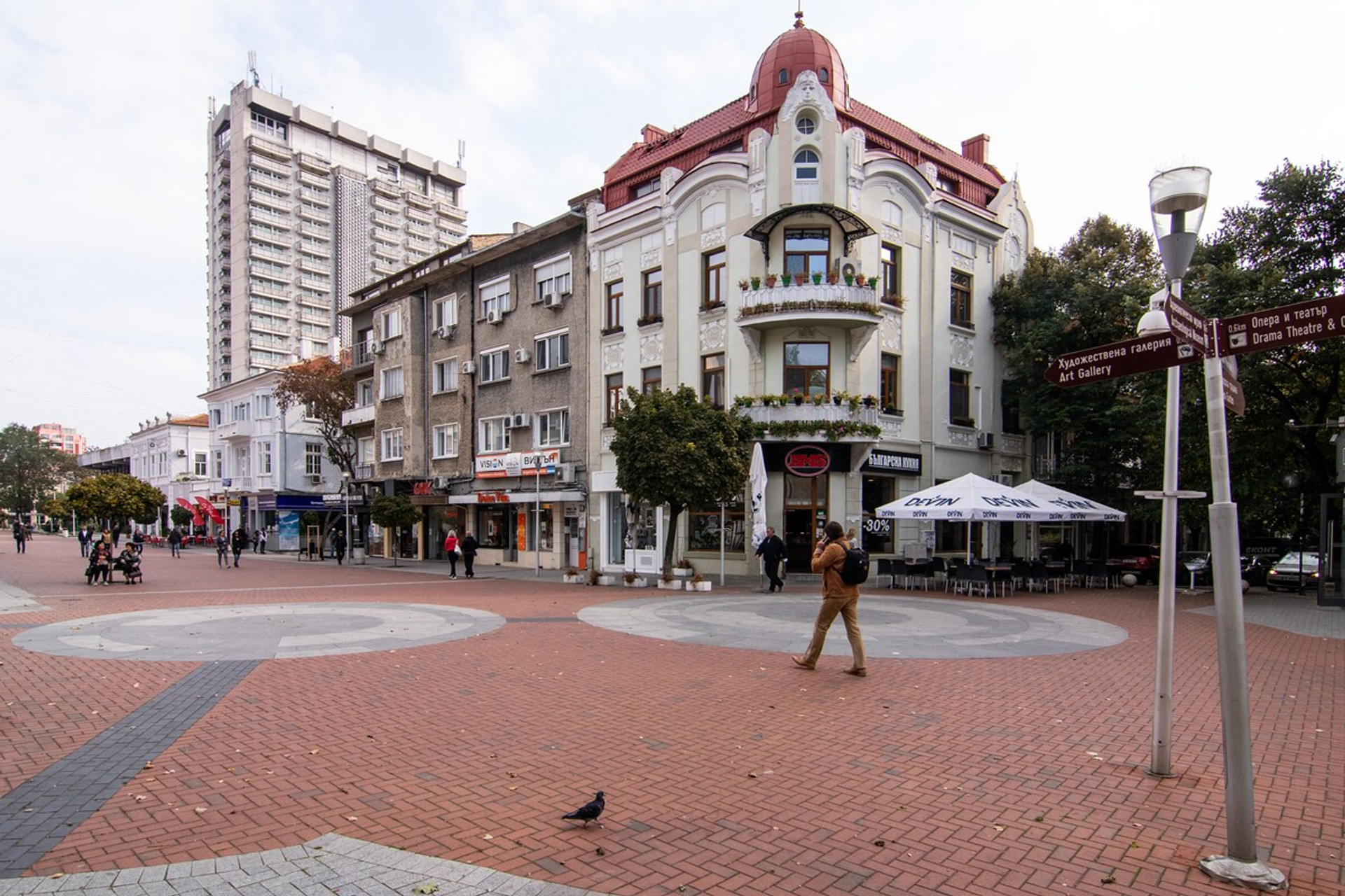 Charming city street view – Enjoy the vibrant surroundings of Varna’s bustling streets. This scenic view captures historic architecture, local shops, and a lively atmosphere just steps from your stay.