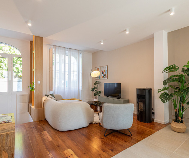 Golden Hour | Luxury T4 for Families & Groups