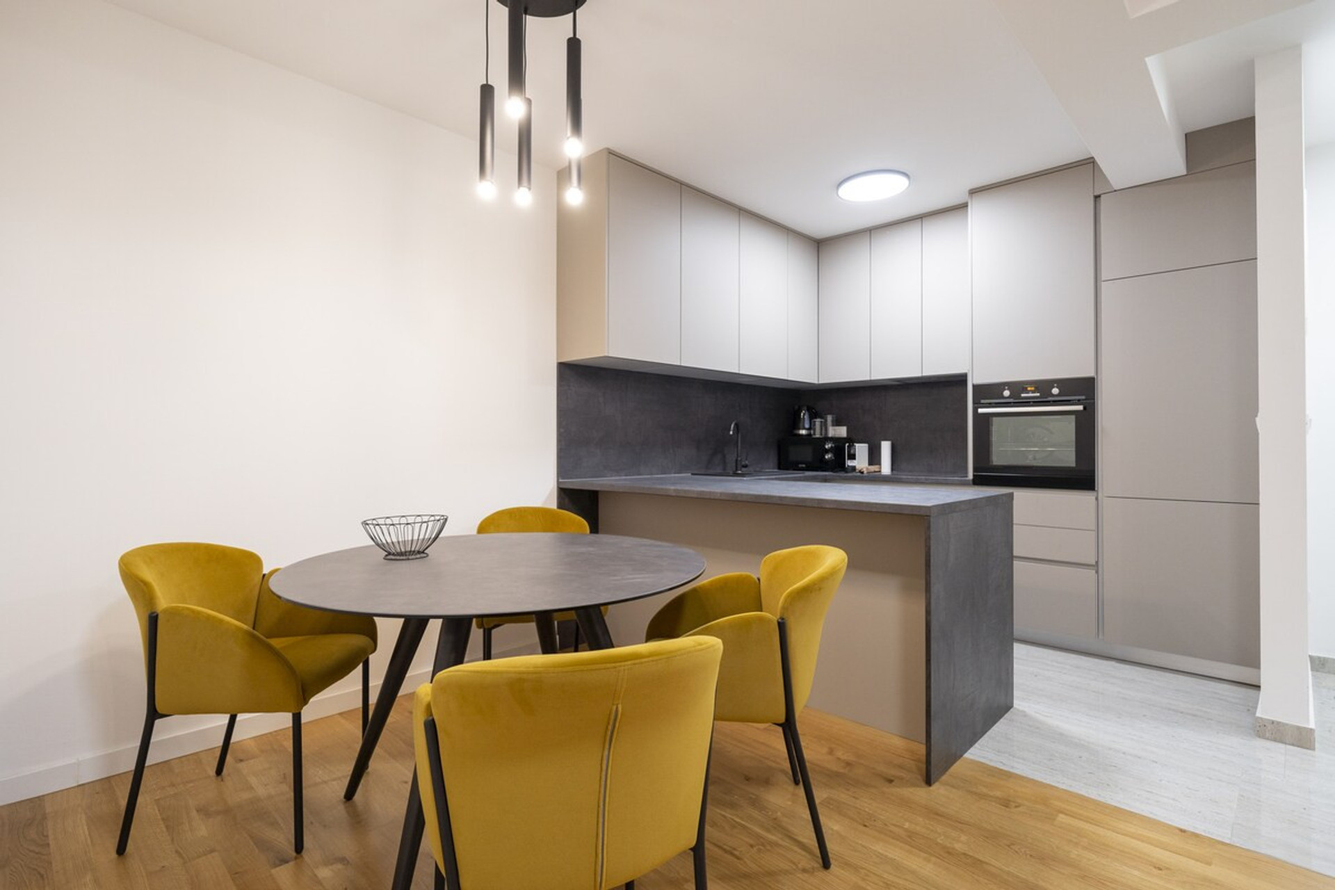 Full kitchen image 1
