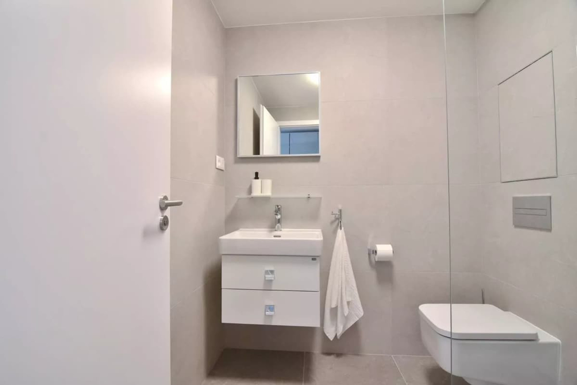 Full bathroom image 1