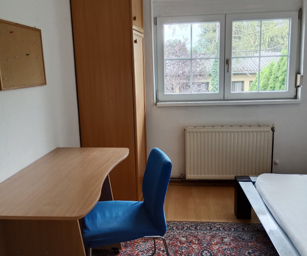 5 sepatrat bedrooms house ,U1-/S-Bahnstation near.