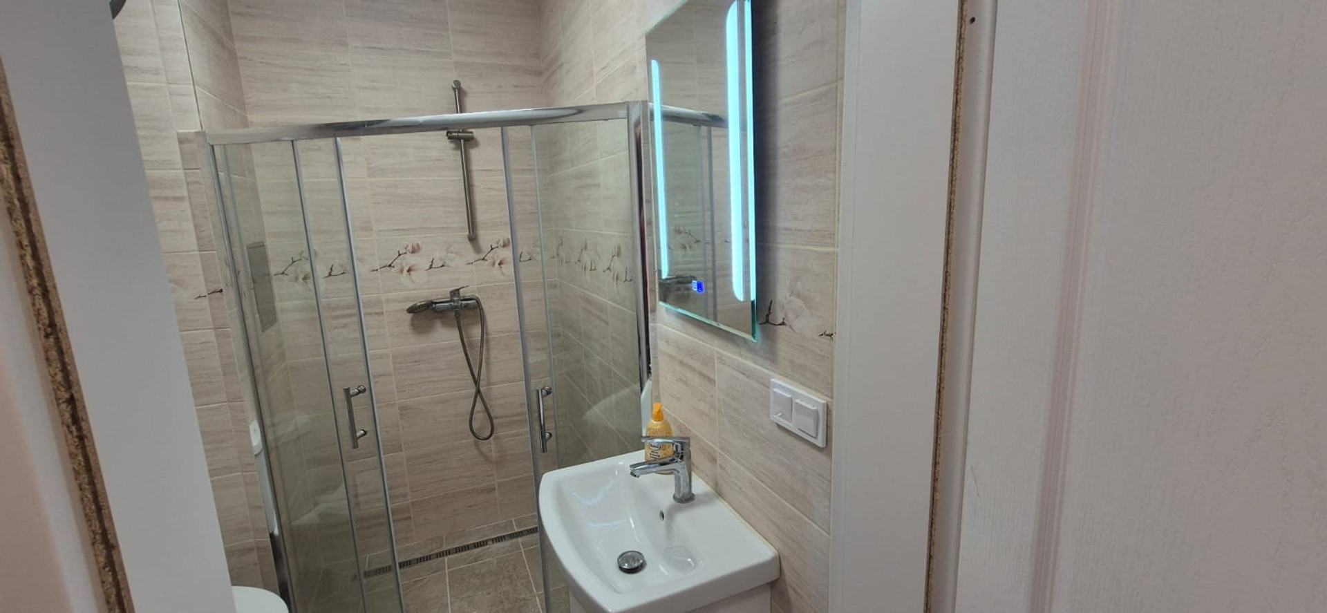Shower cabin with sink mirror