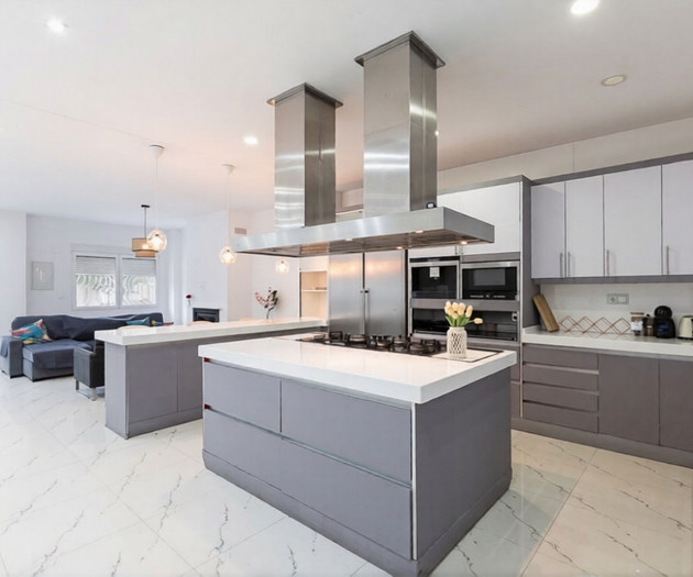 Large, modern house in Valencia City!