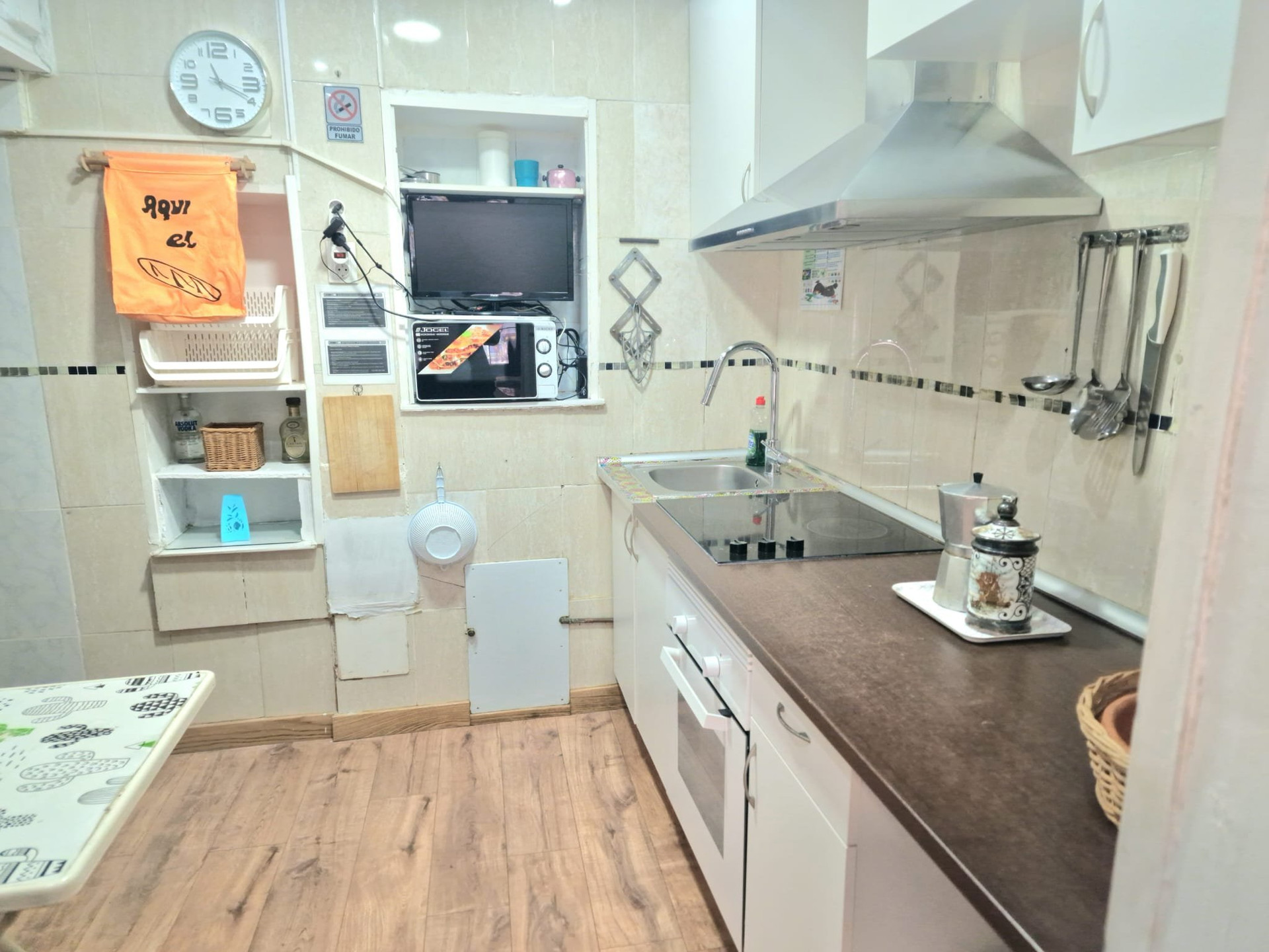 Compact kitchen with sink and hob
