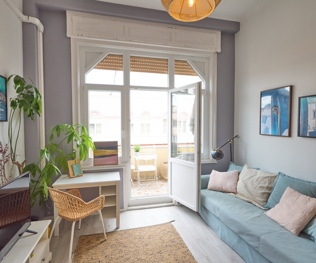 Sunny top-floor home with terrace & great location