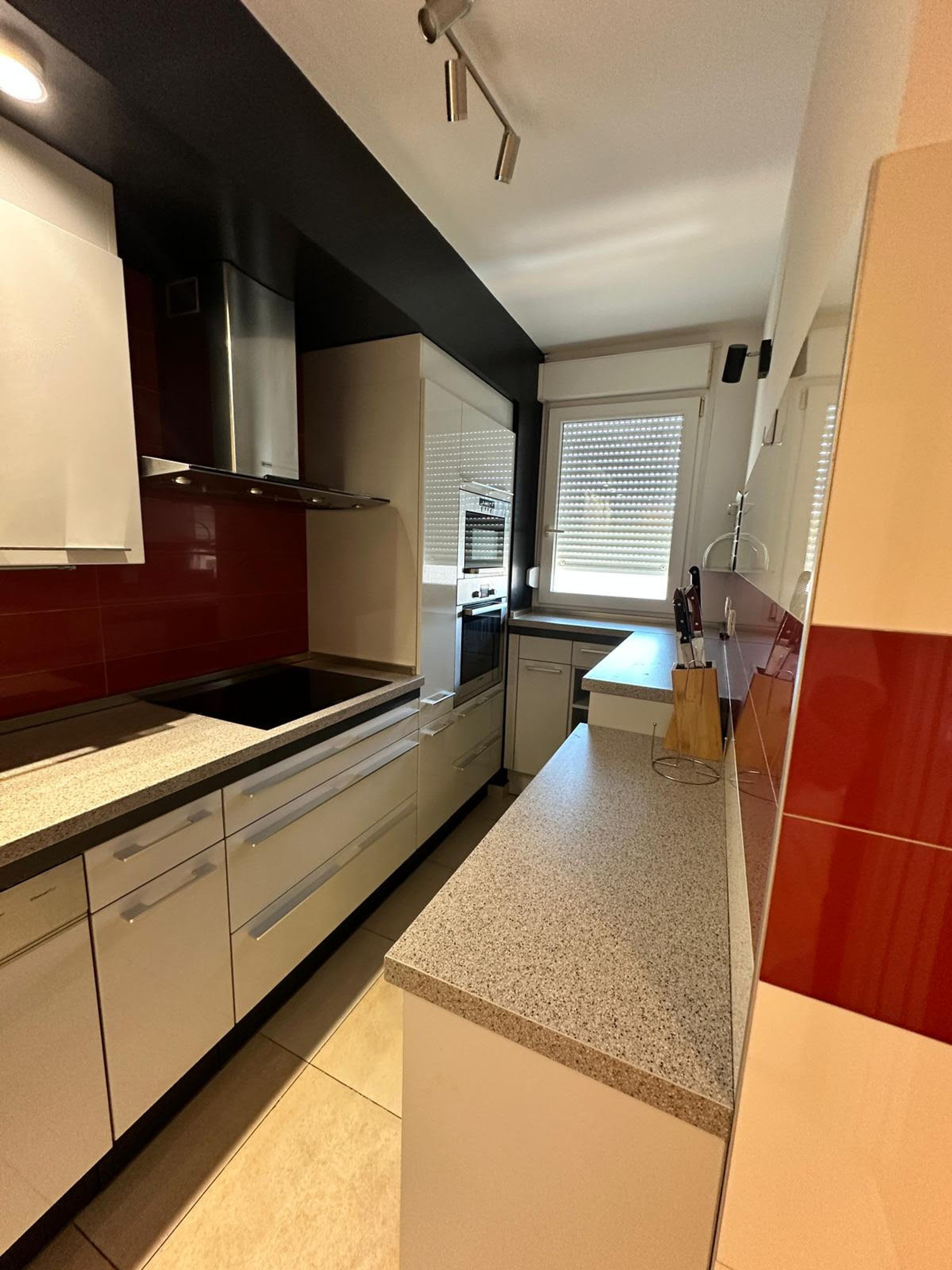 fully equiped kitchen with sunlight