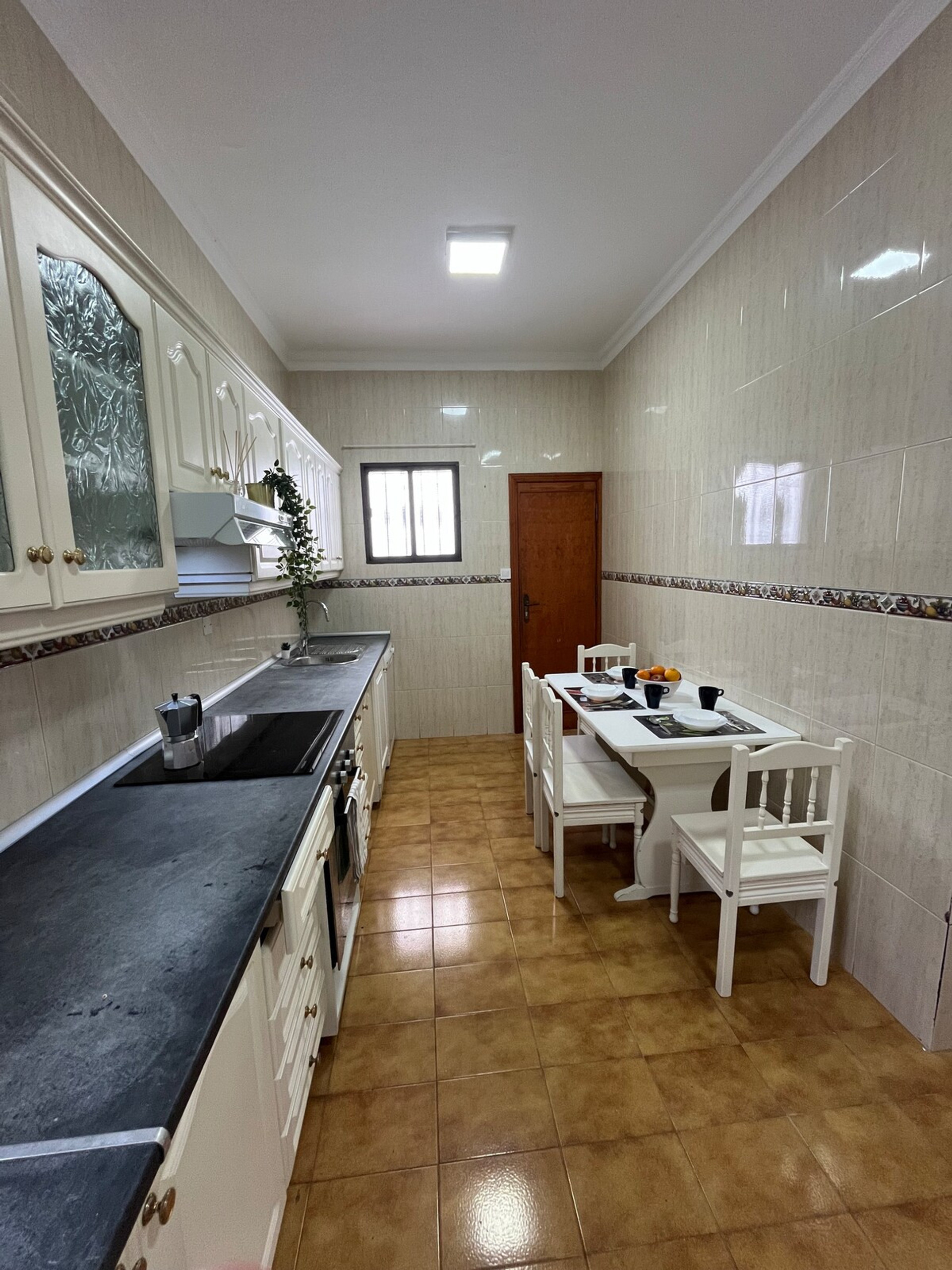 Full kitchen image 2