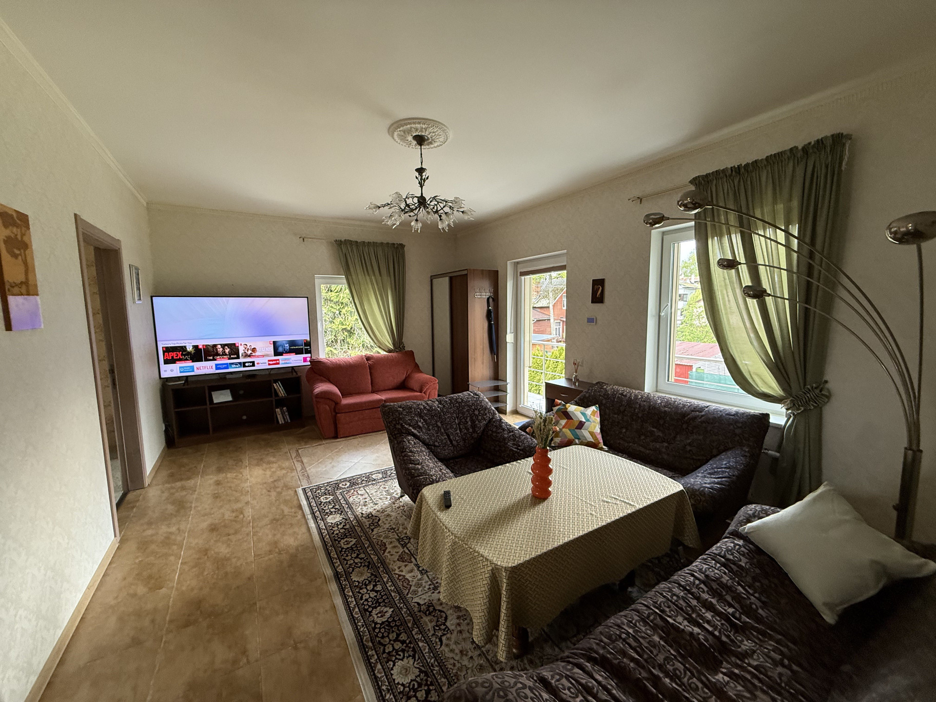 Very bright living room 
