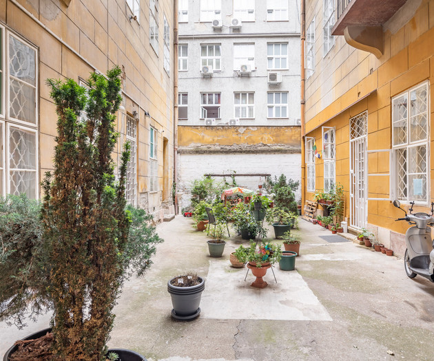 Peaceful Modern City Center Apartment