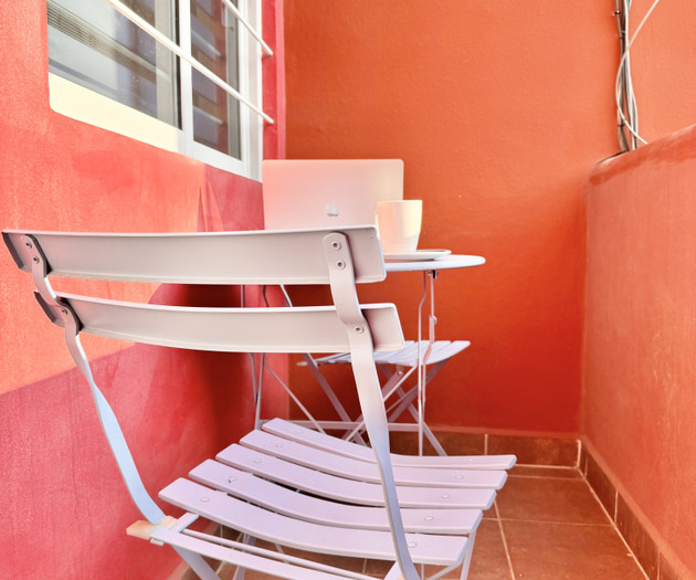 Flat 1/3_ 500mbps Wifi, Desk with office chair