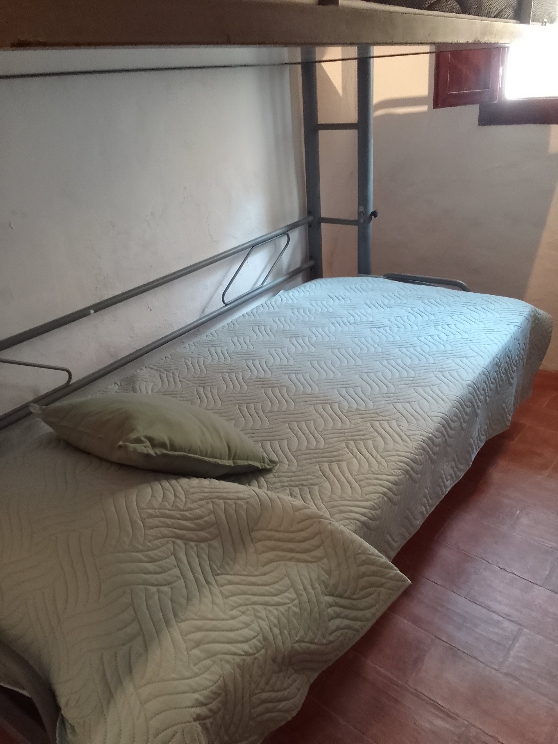 Bunk bed bedroom small window