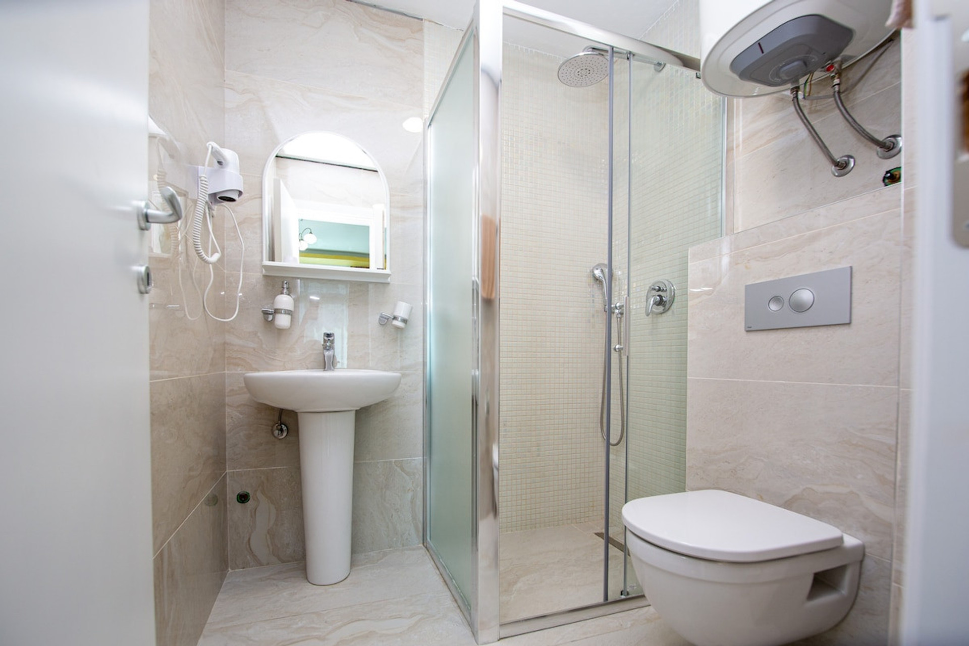 Full bathroom image 1