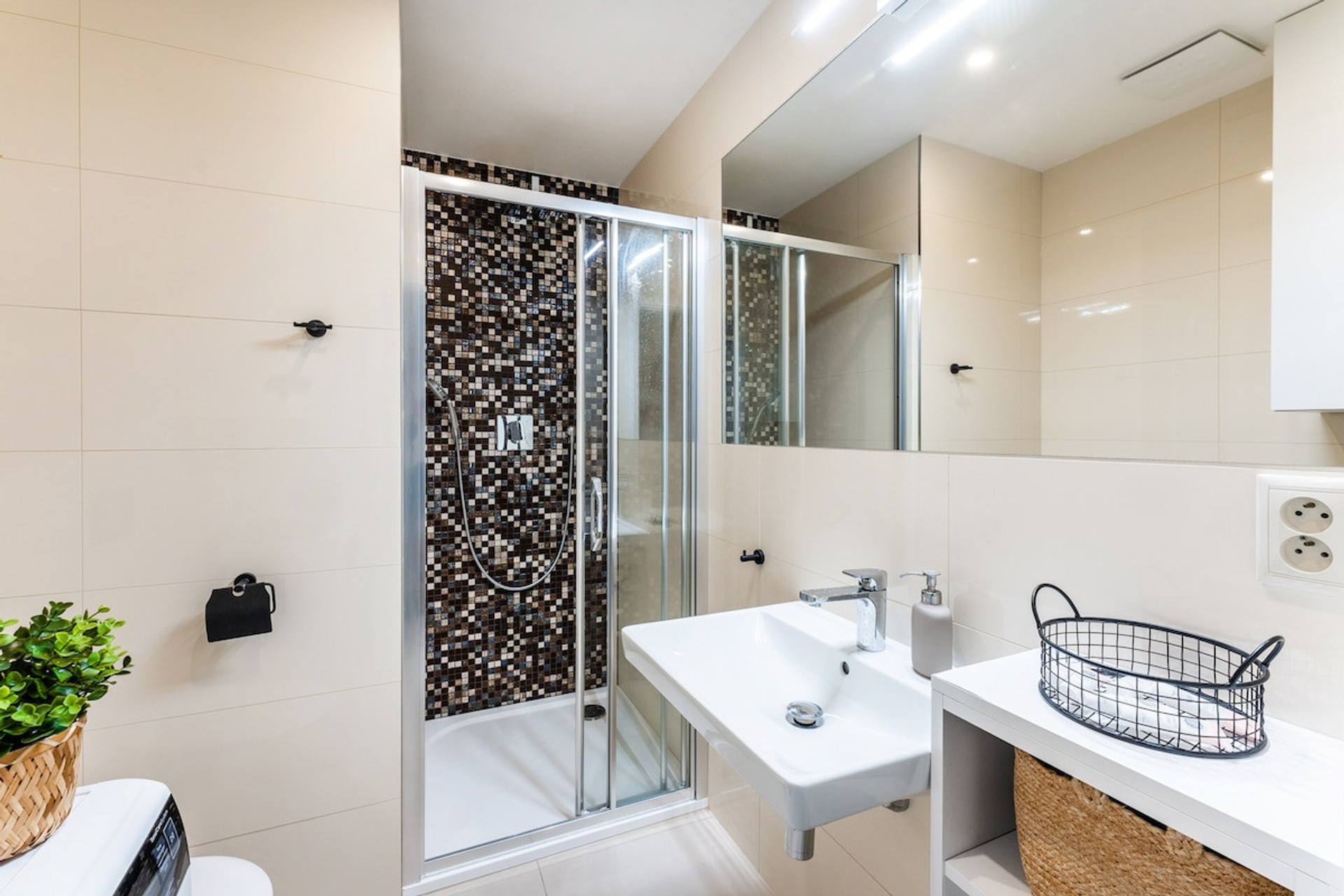 Full bathroom image 2
