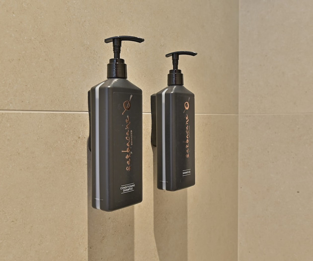 Full bathroom 1