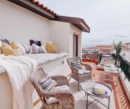 Bright penthouse with 2 private terraces in Graça
