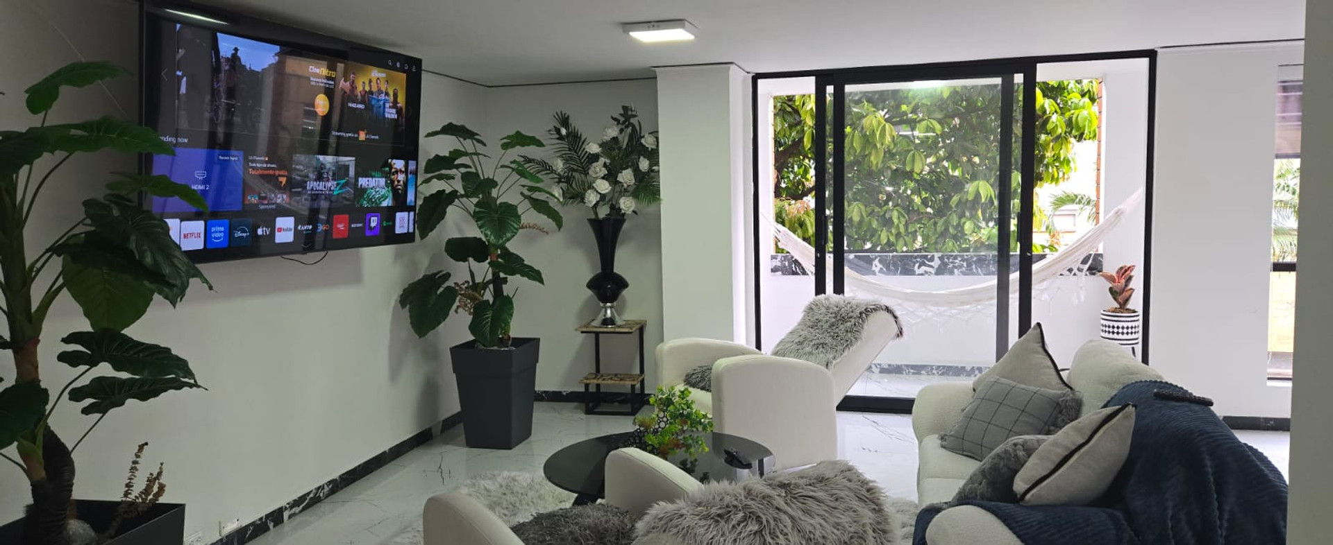 sala y smat tv de 75 pulgadas, balcon al fondo