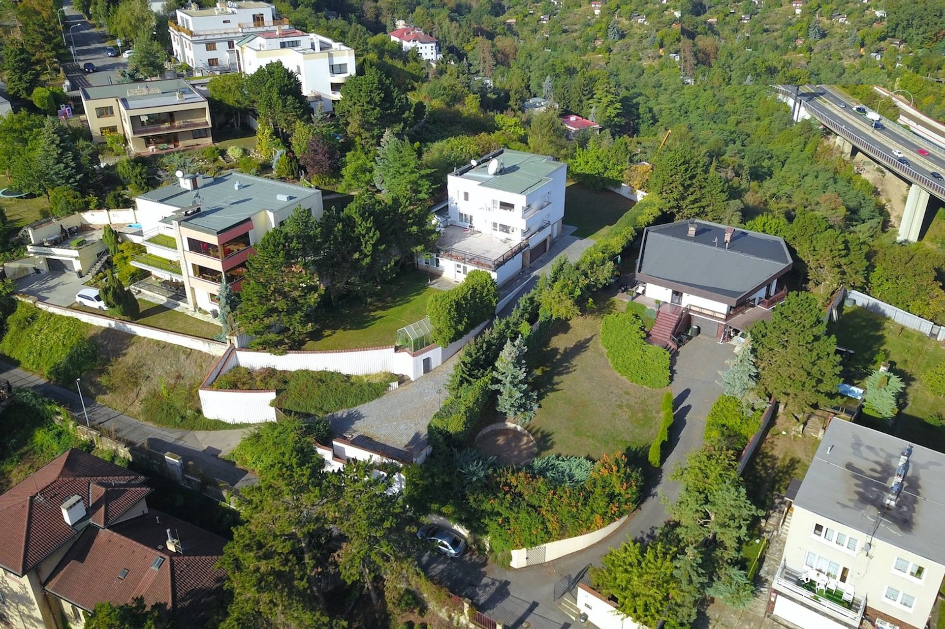 Aerial view of property and neighborhood