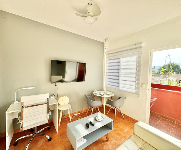 Flat 1/3_ 500mbps Wifi, Desk with office chair