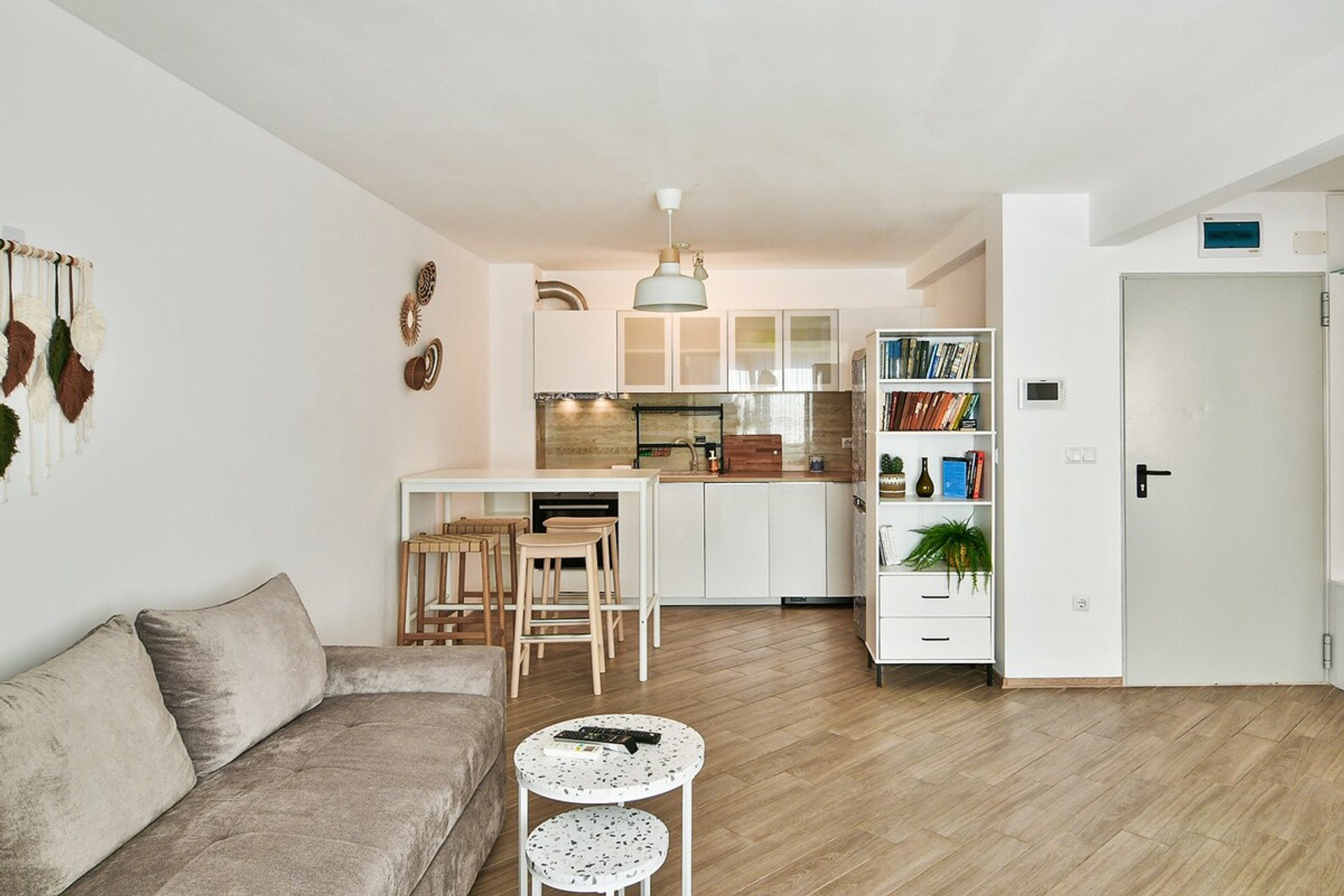 Open-plan living and kitchen area – A thoughtfully designed space where the living room blends seamlessly with a fully equipped kitchen and dining area, making it easy to cook, eat, and socialize in comfort.
